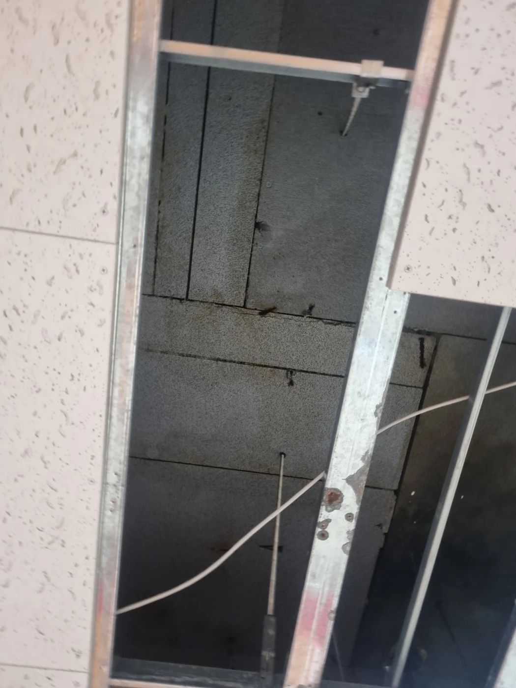 천장 텍스를 뜯어 누수 위치를 확인하는 작업 전 모습