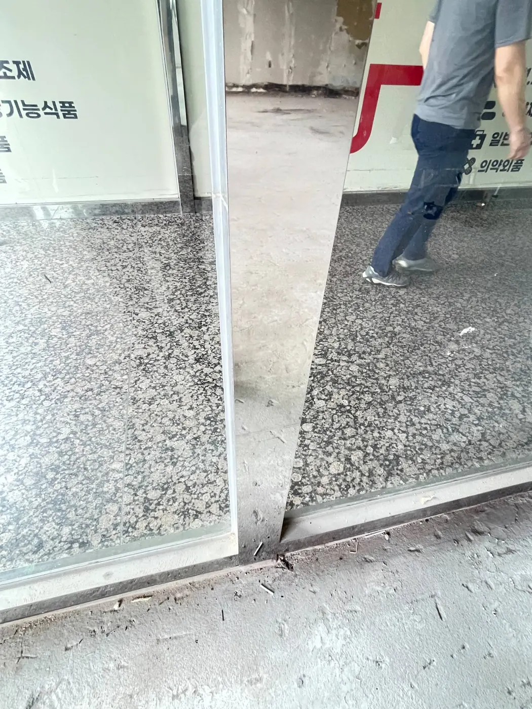 스텐 샷시 하단 레일과 중앙 프레임을 복원한 작업 후 모습
